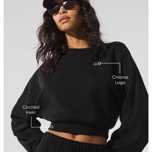 ALO Yoga Accolade Black Sweatshirt with Metallic Logo